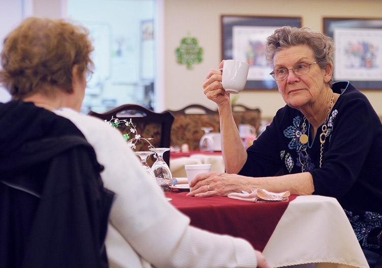 Rackleff residents drinking coffee at meal time